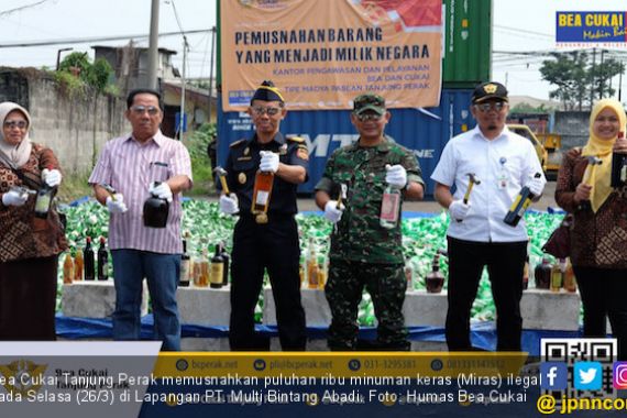 Bea Cukai Tanjung Perak Musnahkan Puluhan Ribu Miras Ilegal - JPNN.COM