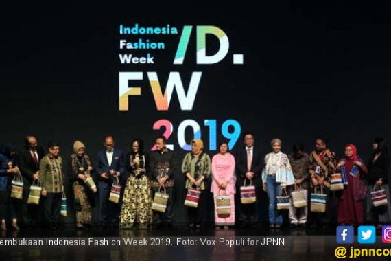 Kalimantan Jadi Ikon Indonesia Fashion Week 2019 - JPNN.COM