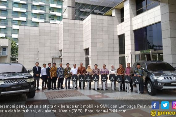 Ikhtiar Dukung Pendidikan Vokasi, Mitsubishi Donasikan 9 Unit Mobil ke SMK - JPNN.COM