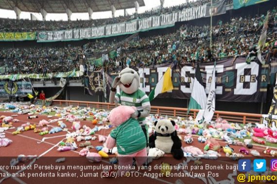 Bonek Lempar 20 Ribu Boneka, Rahmad Darmawan pun Tercengang - JPNN.COM