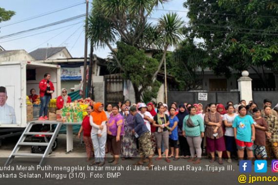 Gelar Bazar Murah, Bunda Merah Putih Sosialisasikan Kinerja Jokowi - JPNN.COM
