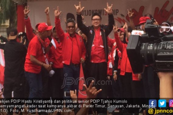 Kampanye Akbar di Senayan, PDIP Bagi-bagi Sarung dan Peci - JPNN.COM
