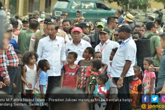 Anak-anak Sentani Jayapura: Pak Jokowi Perbaiki Sekolah Kami - JPNN.COM