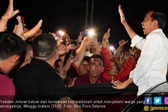 Mobil Presiden Jokowi Dicegat Warga di Tengah Jalan - JPNN.COM