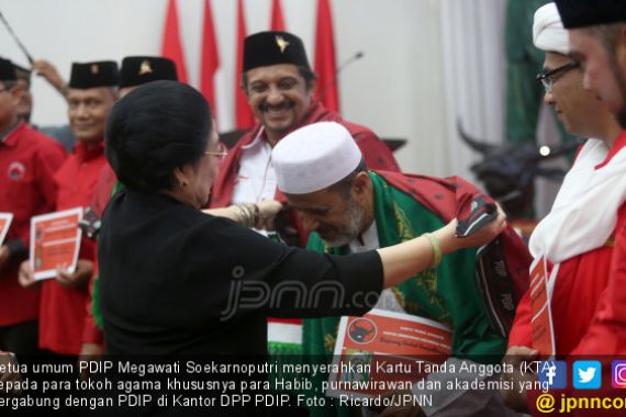 Bu Mega Bagi Kartu Tanda Anggota PDIP untuk Habib dan Purnawirawan TNI-Polri - JPNN.COM
