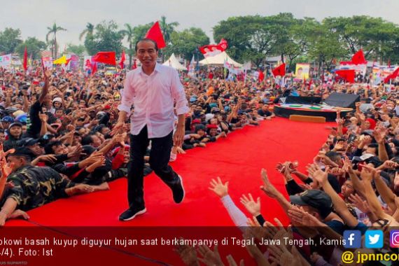 Jokowi Mandi Hujan Bareng Ribuan Pendukung di Tegal - JPNN.COM