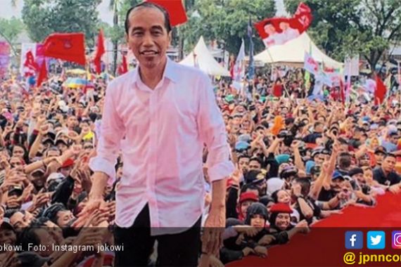 Lihat Video Jokowi Mandi Hujan, Basah Kuyup Tetapi Tak Kuncup - JPNN.COM