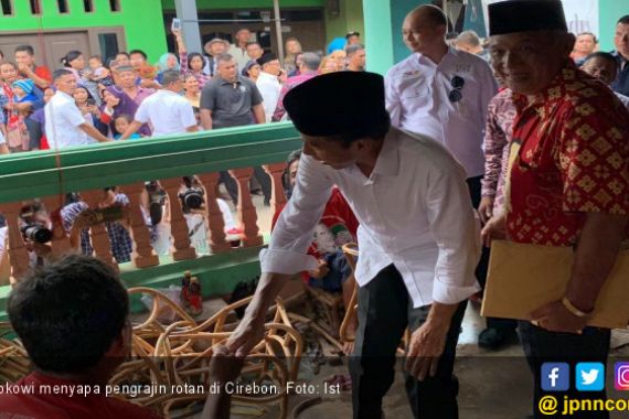 Dikawal Relawan ABJ, Jokowi Janjikan Solusi ke Pengrajin Rotan Cirebon - JPNN.COM
