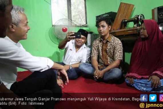 Ganjar Pranowo Jenguk Korban Pengeroyokan Pendukung Prabowo - JPNN.COM