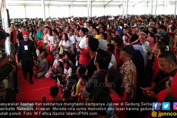 Ribuan Warga Asahan Histeris Saat Dengar Pantun Jokowi - JPNN.COM