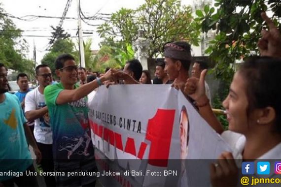 Luar Biasa, Sandiaga Uno pun Ikut Pose Satu Jari dengan Pendukung Jokowi - JPNN.COM