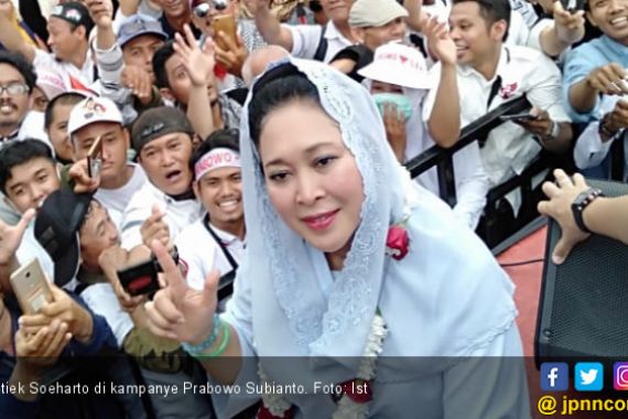 Sebelum Pemilu, Mbak Titiek Soeharto Umrah ke Tanah Suci - JPNN.COM
