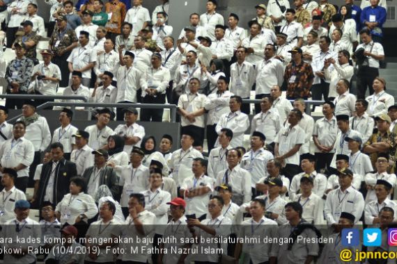 Silaturahmi dengan Jokowi, Kades Kompak Pakai Baju Putih - JPNN.COM