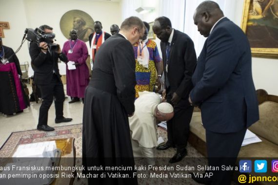Paus Fransiskus Mendadak Cium Kaki Pemimpin Sudan dan Memohon - JPNN.COM