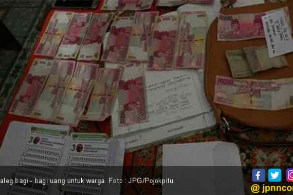 Ulalala, Istri Caleg Tepergok Sedang Bagi - Bagi Uang di Perumahan - JPNN.COM