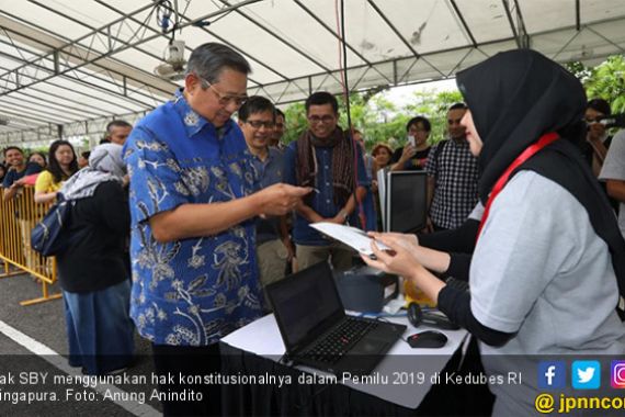 Lihat, Ada Rocky Gerung Dampingi Pak SBY Mencoblos di Singapura - JPNN.COM