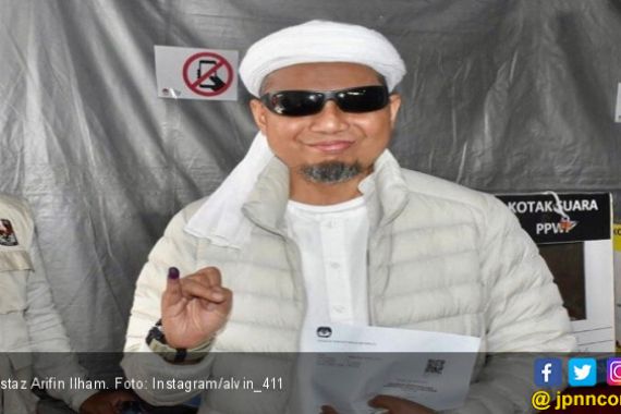 Berkacamata Hitam, Ustaz Arifin Ilham Nyoblos di Penang - JPNN.COM