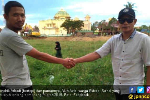 Pendukung Jokowi dan Prabowo Bertaruh, Taruhannya Lapangan Desa - JPNN.COM