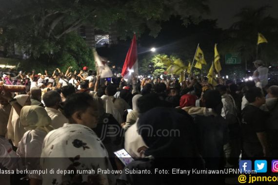 Larut Malam, Kediaman Prabowo Dipadati Pendukung - JPNN.COM