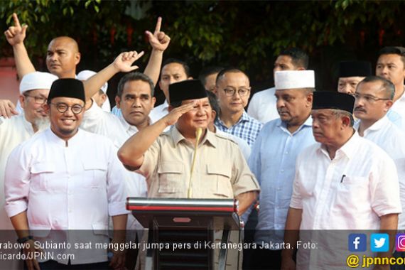 Prabowo Sambut Kemenangan dengan Sujud Syukur - JPNN.COM