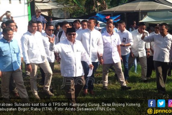 Sempat Dikabarkan Mau Berkuda, Prabowo Naik Lexus Datangi TPS - JPNN.COM