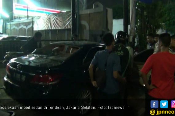 Mobil Seruduk Motor di Parkiran Tendean, Belasan Orang Terluka - JPNN.COM