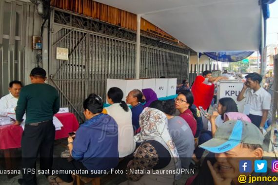 Ditolak KPPS, Puluhan Mahasiswa dan Warga Menggeruduk Kantor Kelurahan - JPNN.COM