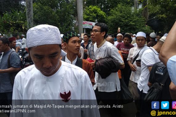 Sebelum Sujud Kemenangan, Prabowo dan Sandiaga Jumatan Terpisah - JPNN.COM