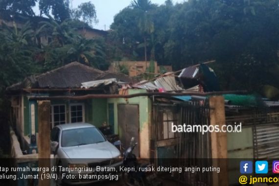 Hujan Disertai Puting Beliung Terjang Rumah Warga Tanjungriau Batam - JPNN.COM