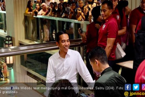 Disambut Antusias Pengunjung Grand Indonesia, Jokowi Senang Dapat Ucapan Selamat - JPNN.COM