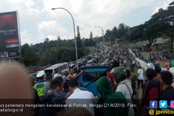 Bus Pariwisata Kecelakaan di Puncak, Puluhan Penumpang Luka - Luka - JPNN.COM