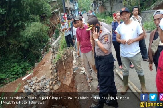 Dua Pekerja Tertimbun Longsor, Satu Tewas saat Gali Pondasi Turap - JPNN.COM