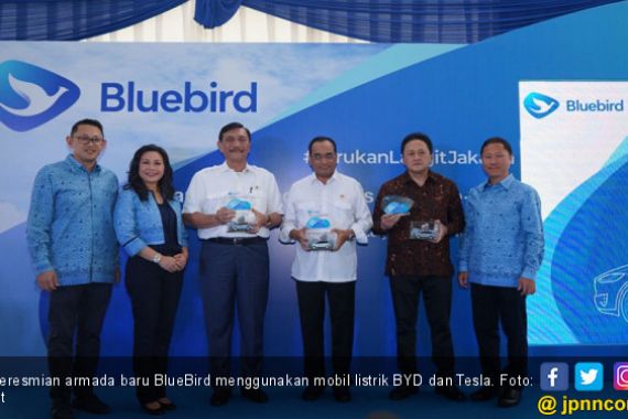 Operasikan Mobil Listrik, Bluebird jadi Pionner di Industri Transportasi - JPNN.COM