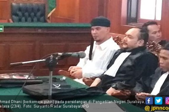 Dituntut 1,5 Tahun Penjara, Ahmad Dhani Teriakkan Prabowo Menang - JPNN.COM
