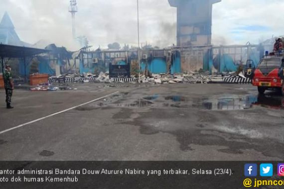 Kantor Administrasi Bandara Douw Aturure Nabire Terbakar - JPNN.COM
