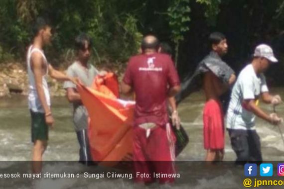 Mayat Tanpa Identitas Mengambang di Sungai Ciliwung - JPNN.COM