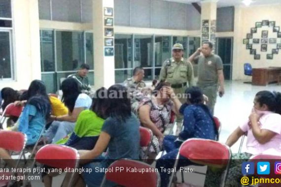 Sambangi Panti Pijat Jari Manis, Temukan 13 Wanita Penyedia Prostitusi - JPNN.COM