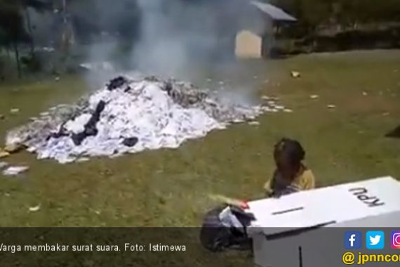 Viral Video Pembakaran Surat Suara di Puncak Jaya Papua - JPNN.COM