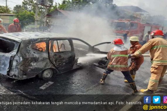 Mobil Pelangsir BBM Bersubsidi Terbakar di Depan Rumdin Danlanal Bengkulu - JPNN.COM