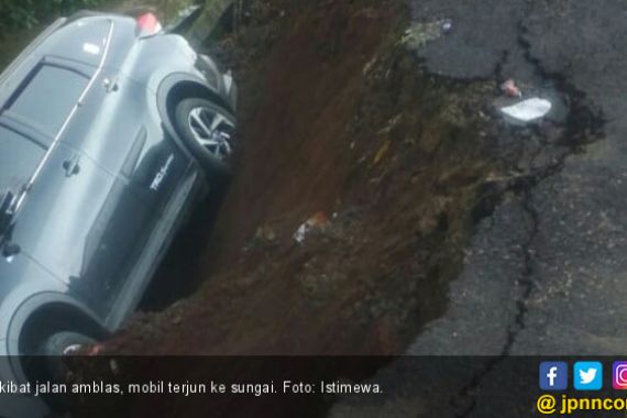 Jalan Amblas, Dua Mobil - Satu Motor Terjun ke Sungai - JPNN.COM