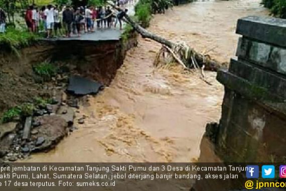 Oprit Jembatan Jebol Diterjang Banjir, Akses Jalan ke 17 Desa di Tanjung Sakti Terputus - JPNN.COM