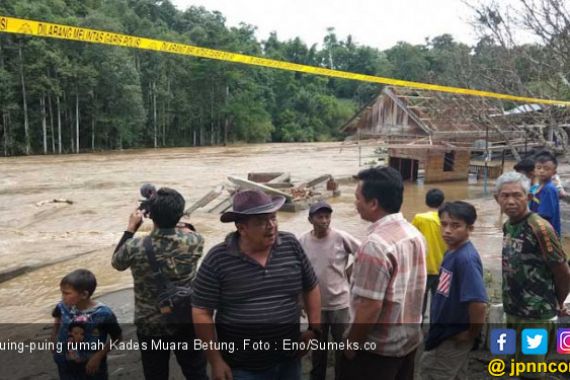 Sungai Musi Meluap, Jembatan Ponton Putus, Tujuh Unit Rumah Hanyut - JPNN.COM