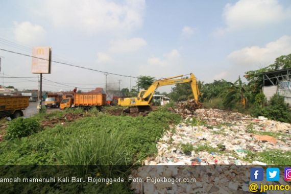 Dasar Jorok, Kali Baru Bojonggede Dipenuhi Sampah - JPNN.COM