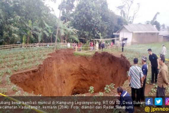 Lubang Raksasa di Sukabumi Makin Besar, Awalnya 16 Meter, Lalu 20, Gempar.. - JPNN.COM