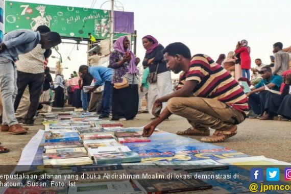 Kisah Perpustakaan Jalanan di Tengah Demo Sudan - JPNN.COM