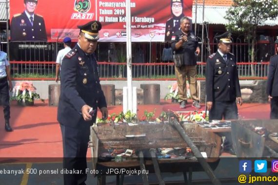 500 Ponsel Dibakar, Banyak yang Gigit Jari - JPNN.COM