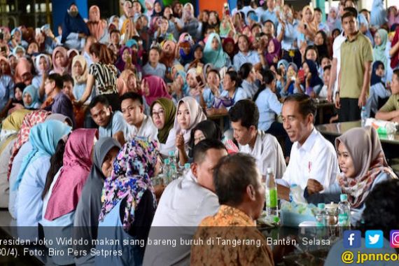 Jokowi Tinjau Pabrik Sepatu dan Makan Siang Bareng Buruh di Tangerang - JPNN.COM