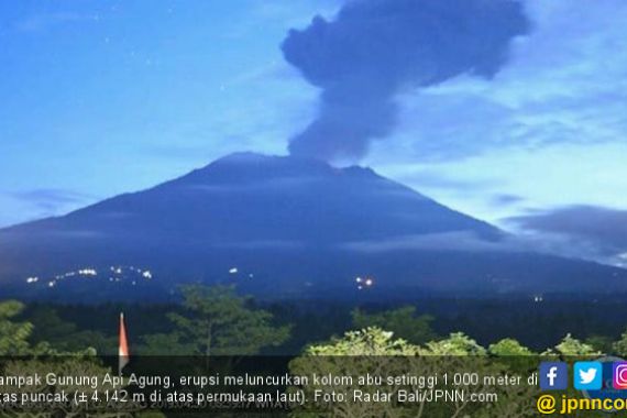 Jelang Matahari Muncul, Gunung Agung Erupsi Setinggi 1.000 Meter - JPNN.COM