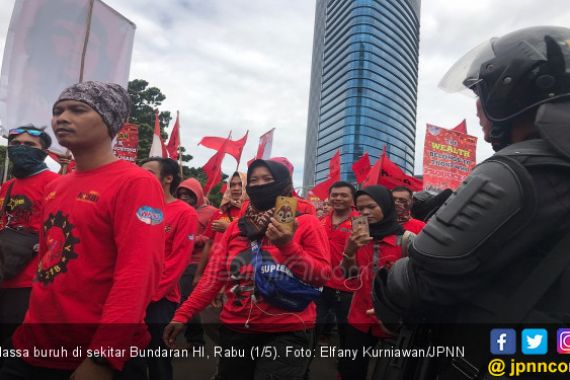 May Day, Massa Buruh Berorasi di Bundaran HI - JPNN.COM
