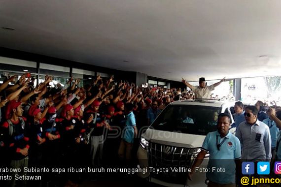 Sapa Ribuan Buruh, Tumben Prabowo Tunggangi Toyota Vellfire Bukan Lexus - JPNN.COM
